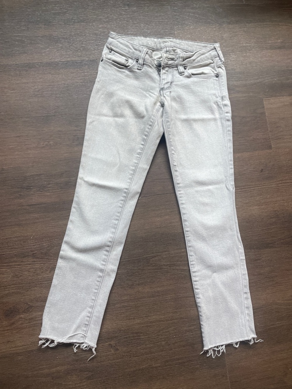 Women’s Light Gray Slim Straight Jeans with Frayed Hem